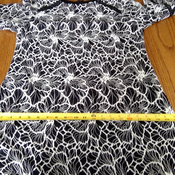 Black and White Graphic Print Dress with Ruffled Bell Sleeves - Size 10 - Picture 11 of 13